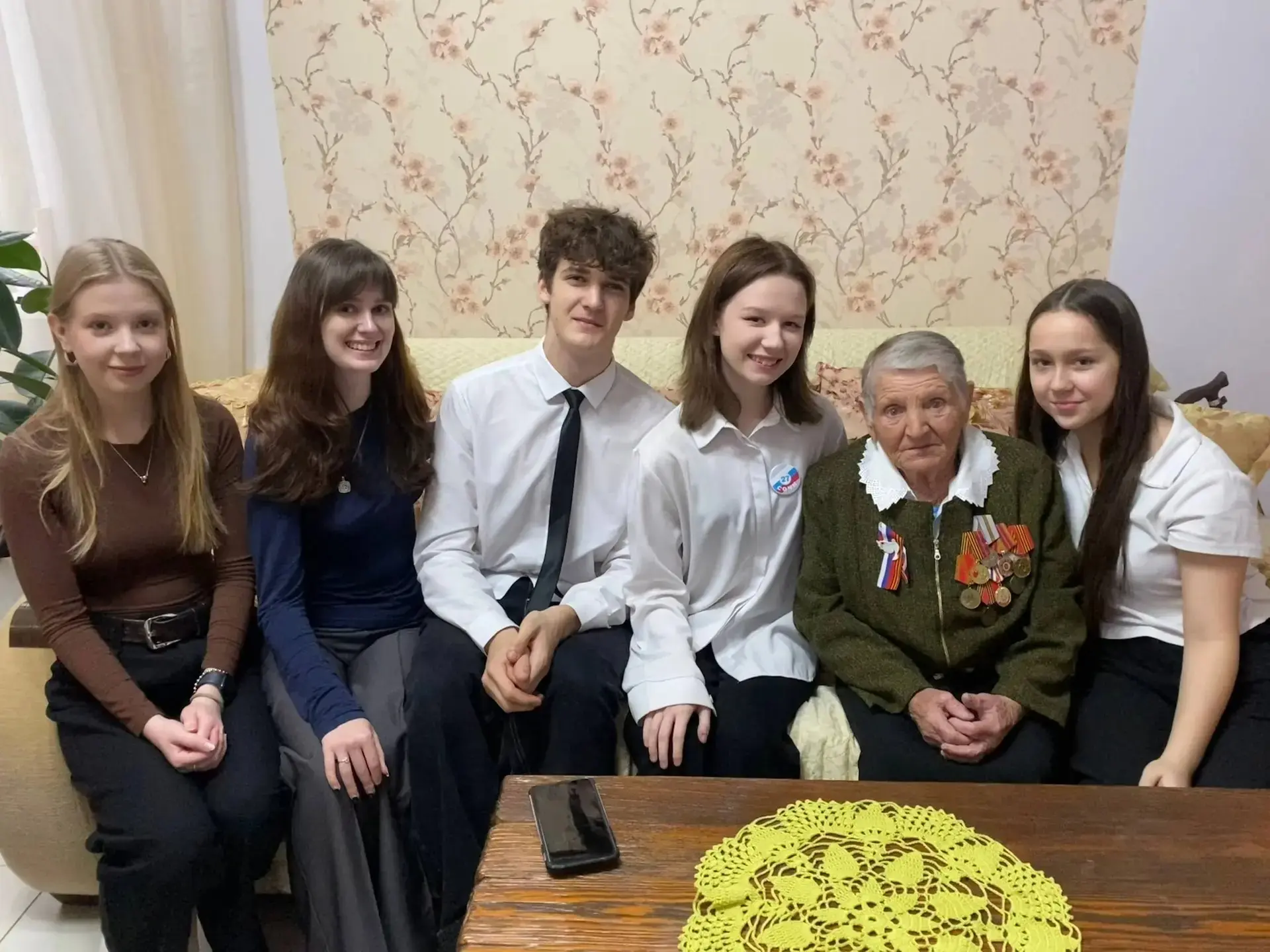 🇷🇺 "Спасибо за Победу!": волонтеры нашей школы поздравили ветеранов ВОВ с Днем защитника Отечества! 