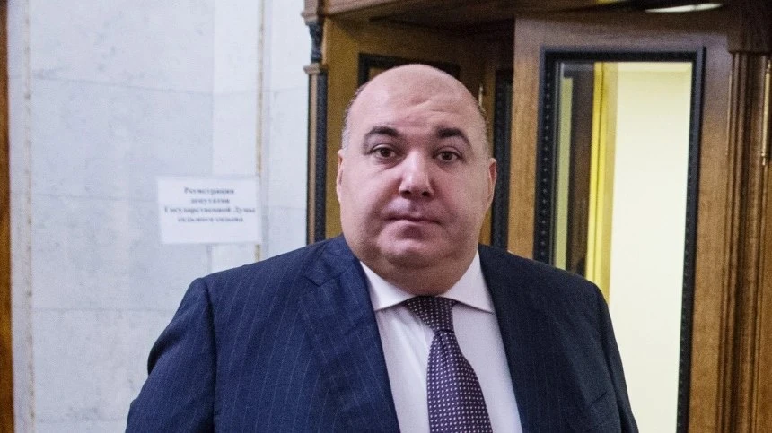 ⚖️ Суд заочно арестовал экс-депутата Госдумы Юрия Напсо. Его обвиняют в изнасиловании 19-летней помо