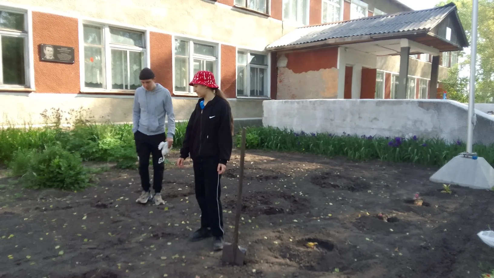 🌿 Благоустройство пришкольного участка продолжается