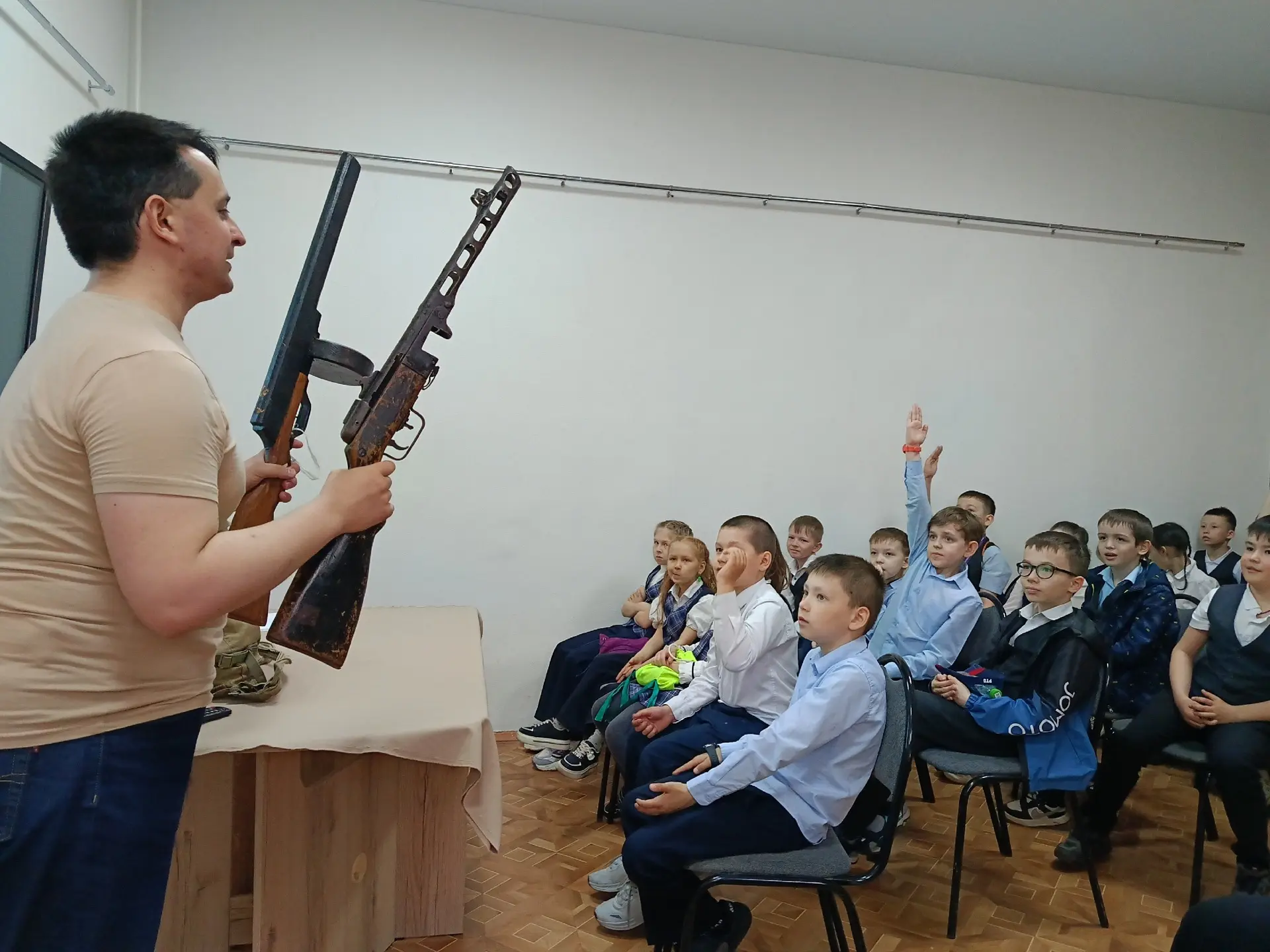 Сегодня ученики 2 «Д» класса посетили музей "Воинской славы. Программа на тему"Великая Отечественная