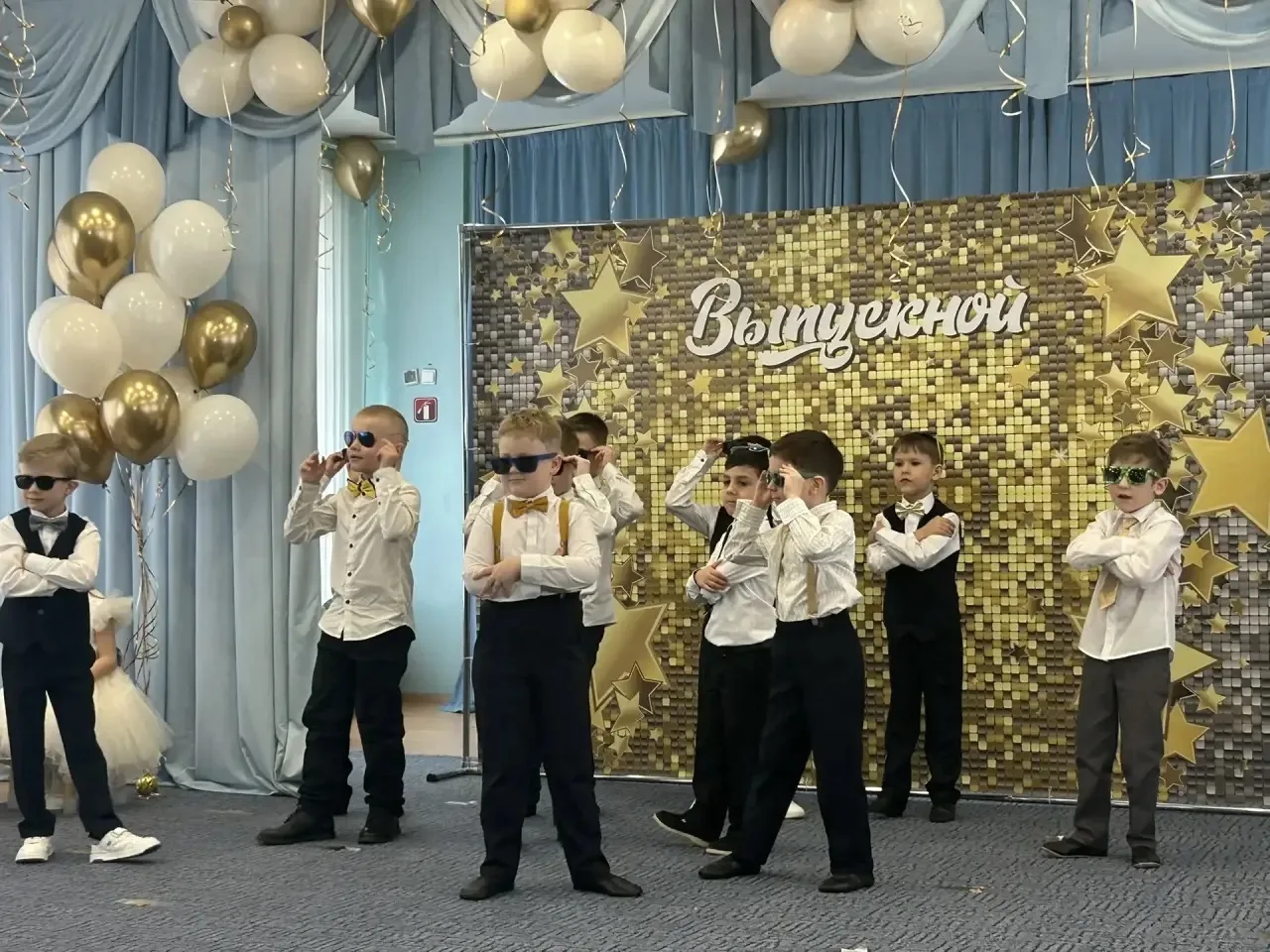 Ловите новую порцию праздничного настроения! 🌟  Спешим поделиться фотографиями еще с одного выпускно