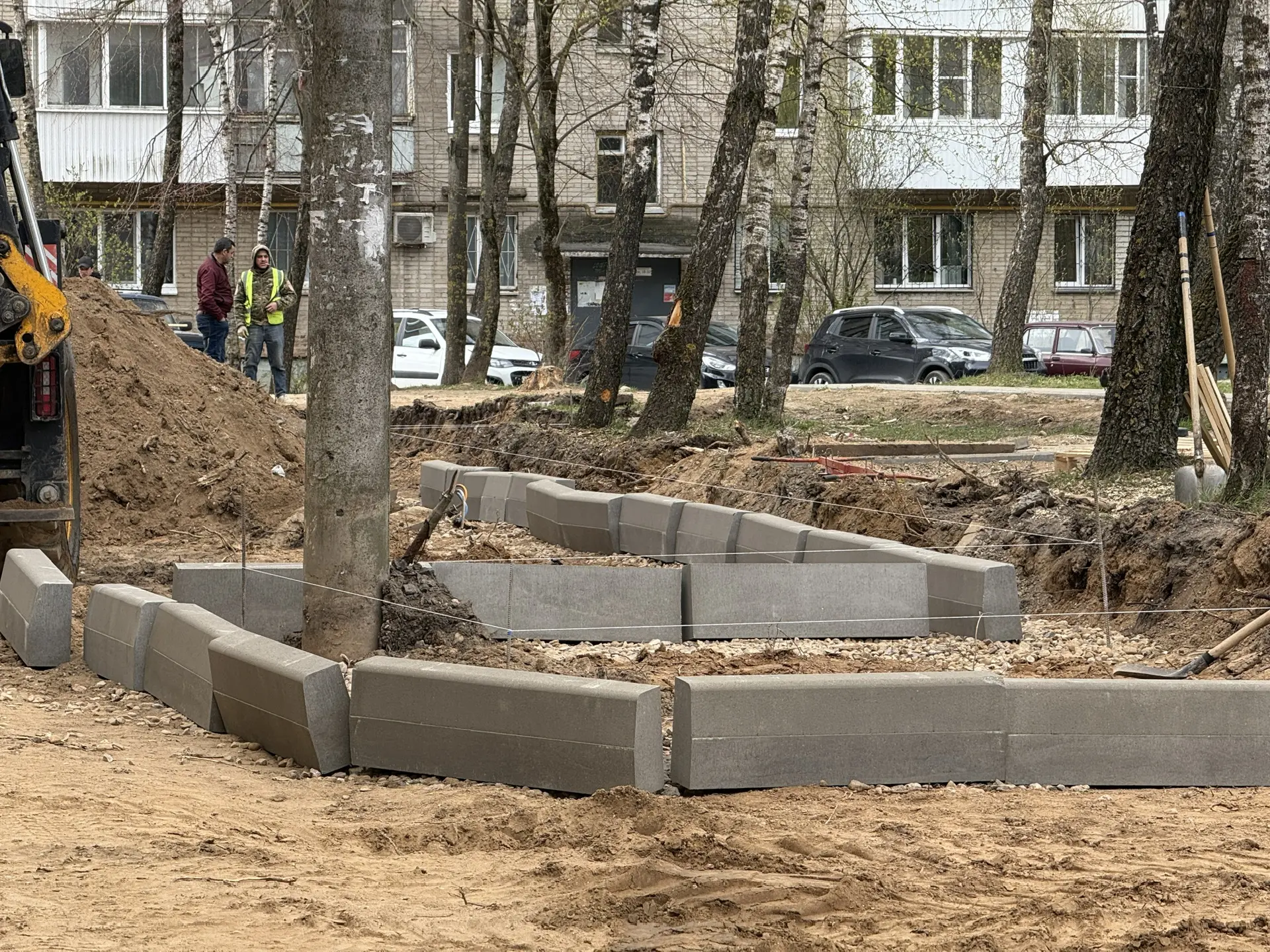 Помимо Реадовки, активные работы ведутся ещё на нескольких объектах. Посетил музыкальный каскад на у