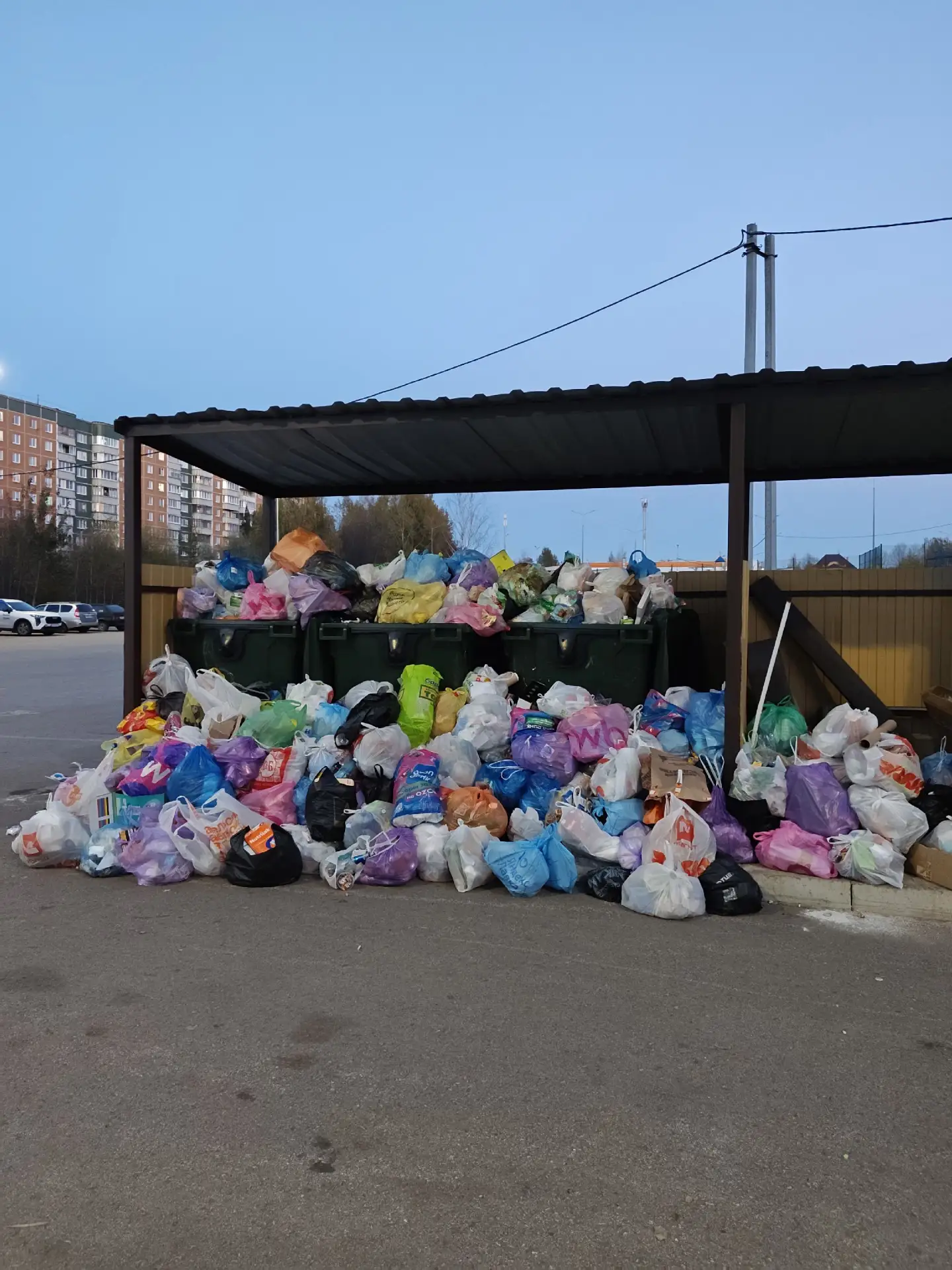 От подписчика: В микрорайоне Вышка-2 с 01.10.2026 не вывозят мусор. Все площадки контей...