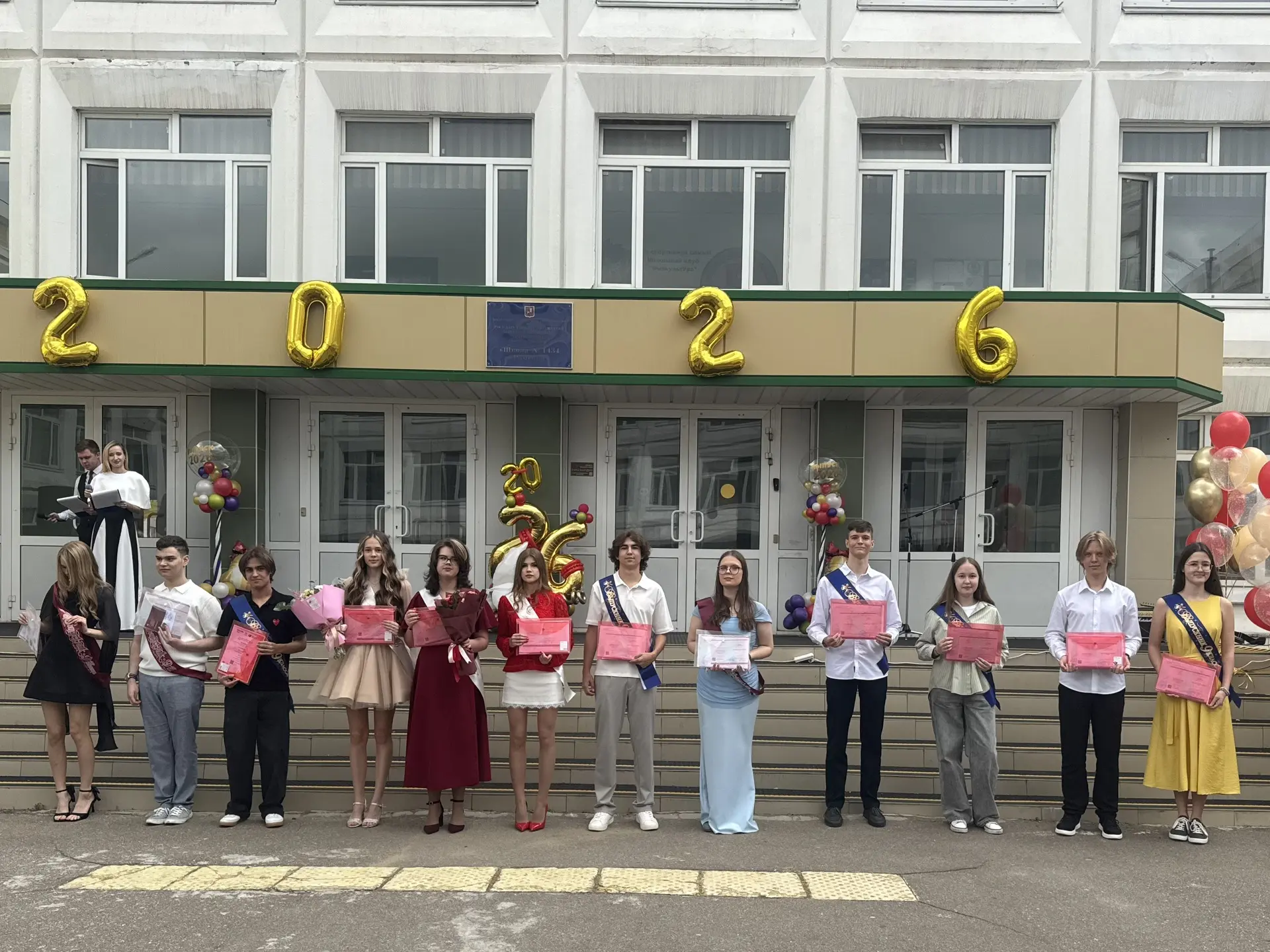 В добрый путь, выпускники!

✨25 июня в школе состоялось важное и трогательное событие — торжественно
