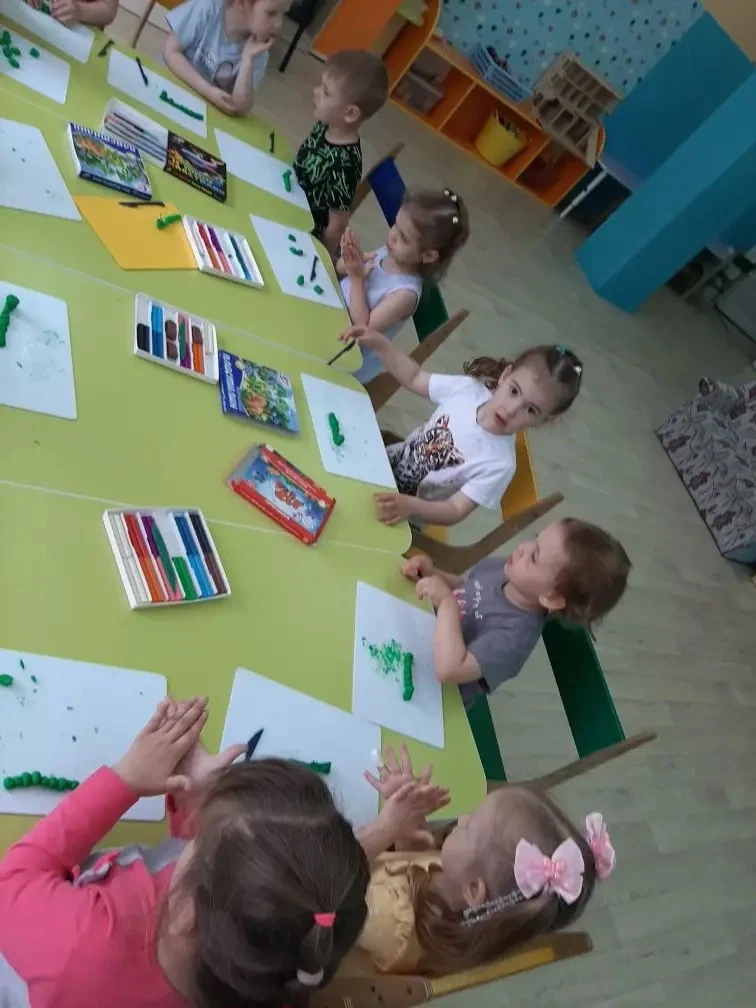 🌈 Творческий день в младшей группе «Светлячки»! ✨

Наши маленькие мастера  погрузились в волшебный 