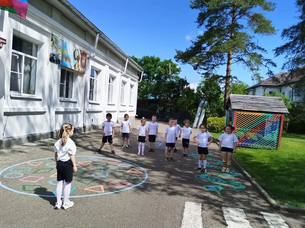 В старшей группе прошла физкультура на свежем воздухе.