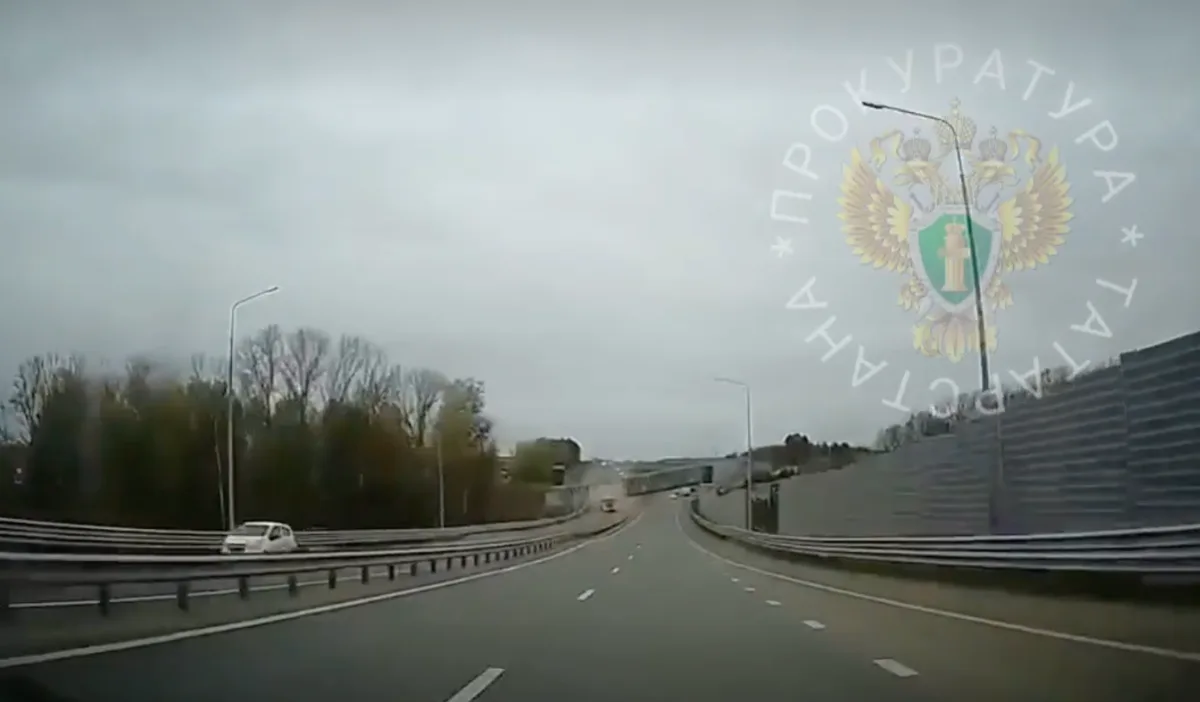 В Татарстане на трассе обрушился надземный переход, пострадали два человека