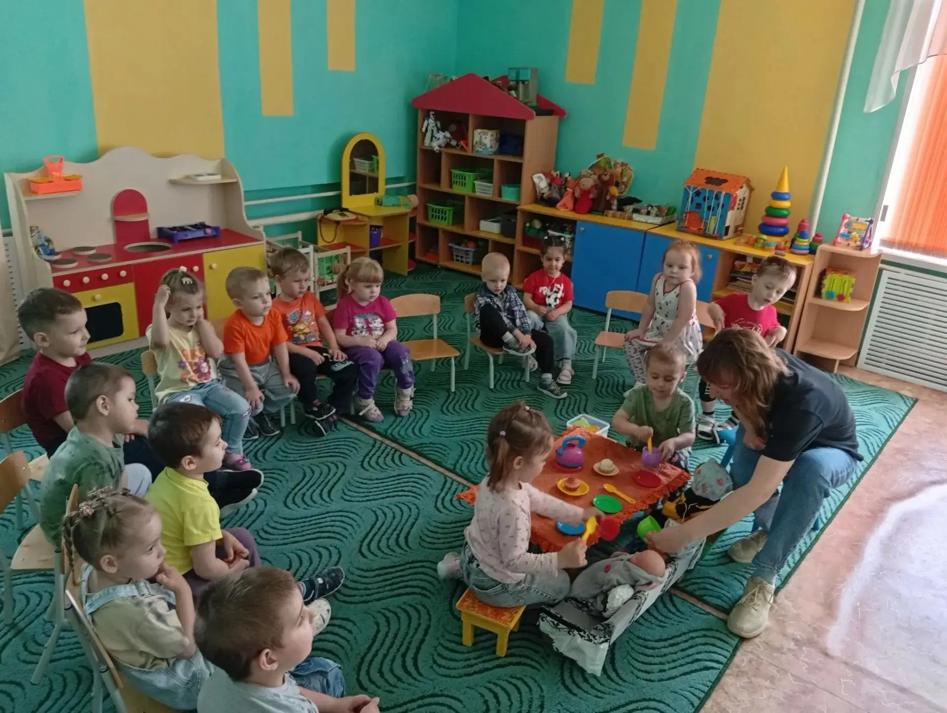 🎉 Волшебный обед для кукол: как ребята из группы «Гномики» заботились о своих подружках! 🎉

В наше