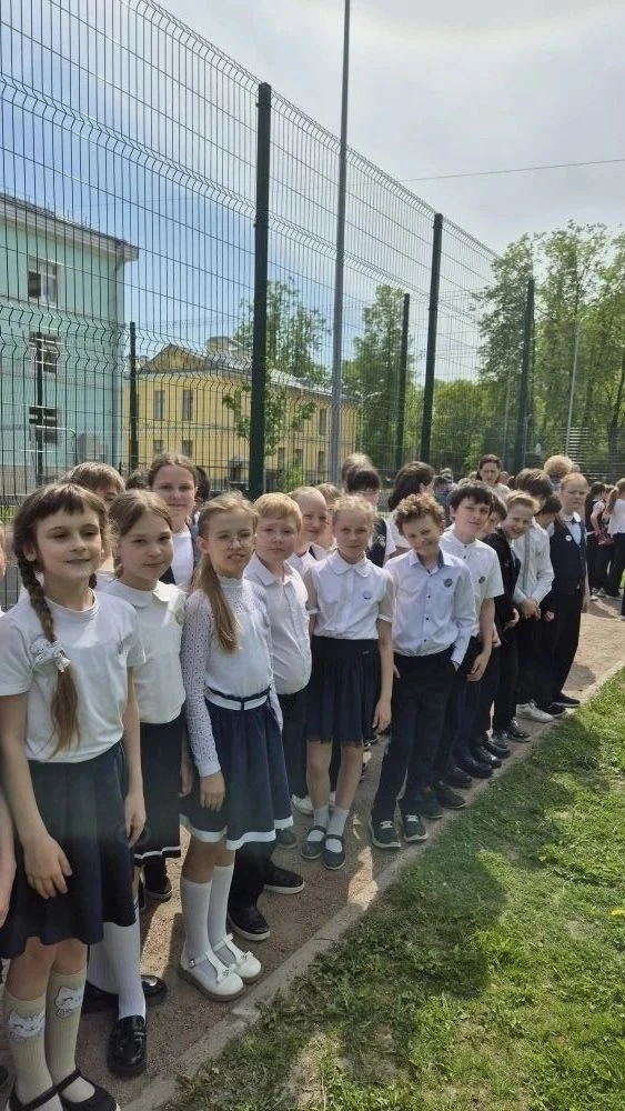Продолжая традицию, выпускники начальной школы посадили в пришкольном саду кусты гортензии. Благодар