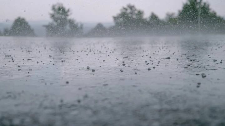 🌪️ Смерч и град обрушатся сегодня на Подмосковье, — предупреждают синоптики   А в Москве воздух прог