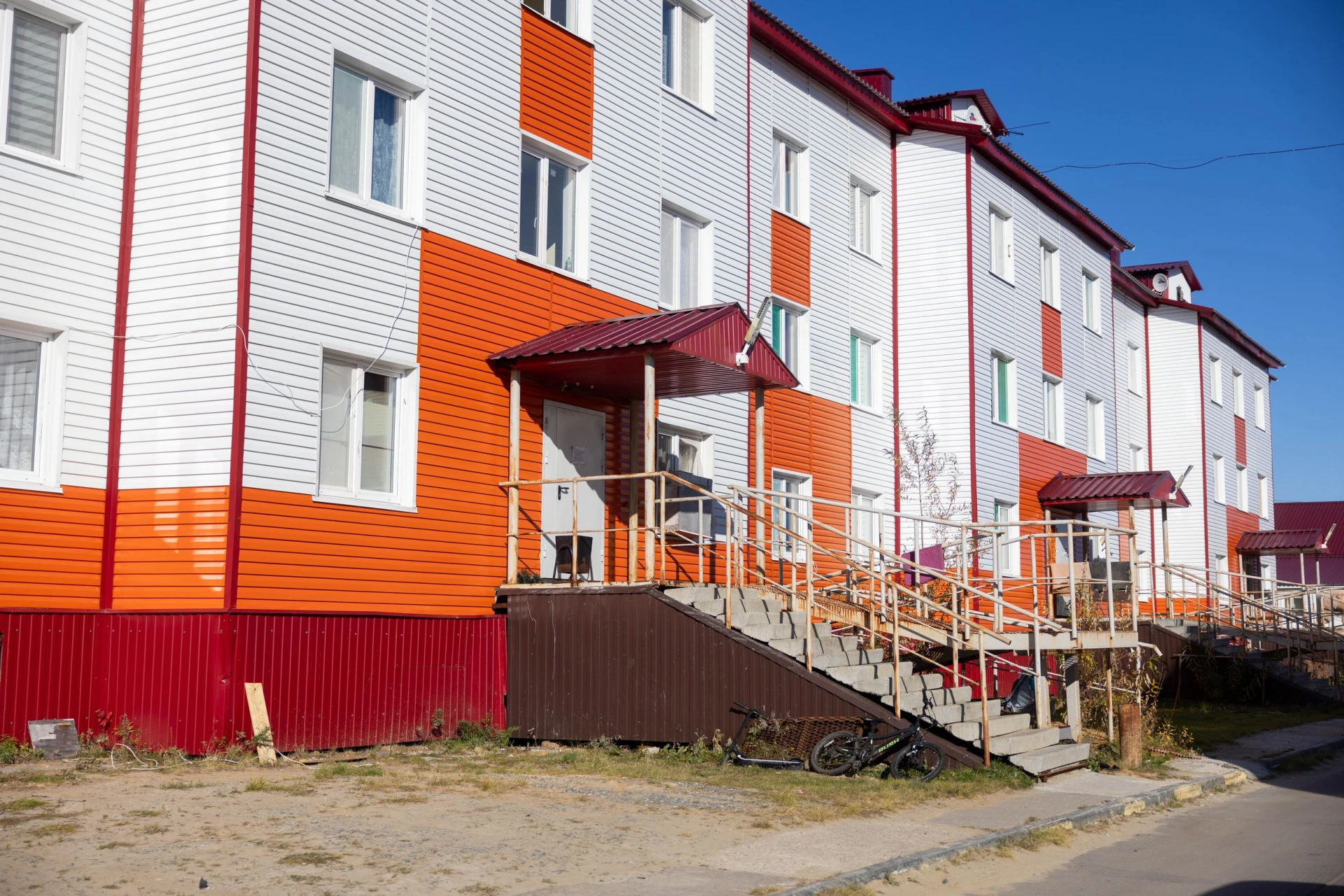 🏘️ Новые фасады, крыши и септики: что обновили в многоквартирных домах Красноселькупа