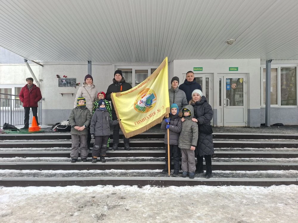 Вчера в  1-2 классах прошла «Зарничка»!  Мальчики и папы проходили испытания на станциях: строили пе