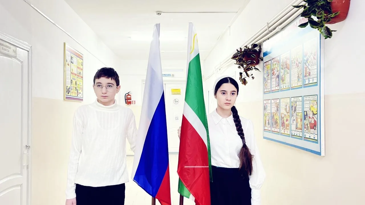 Новая неделя в нашей школе началась с  линейки и поднятия государственных флагов под гимны Российско