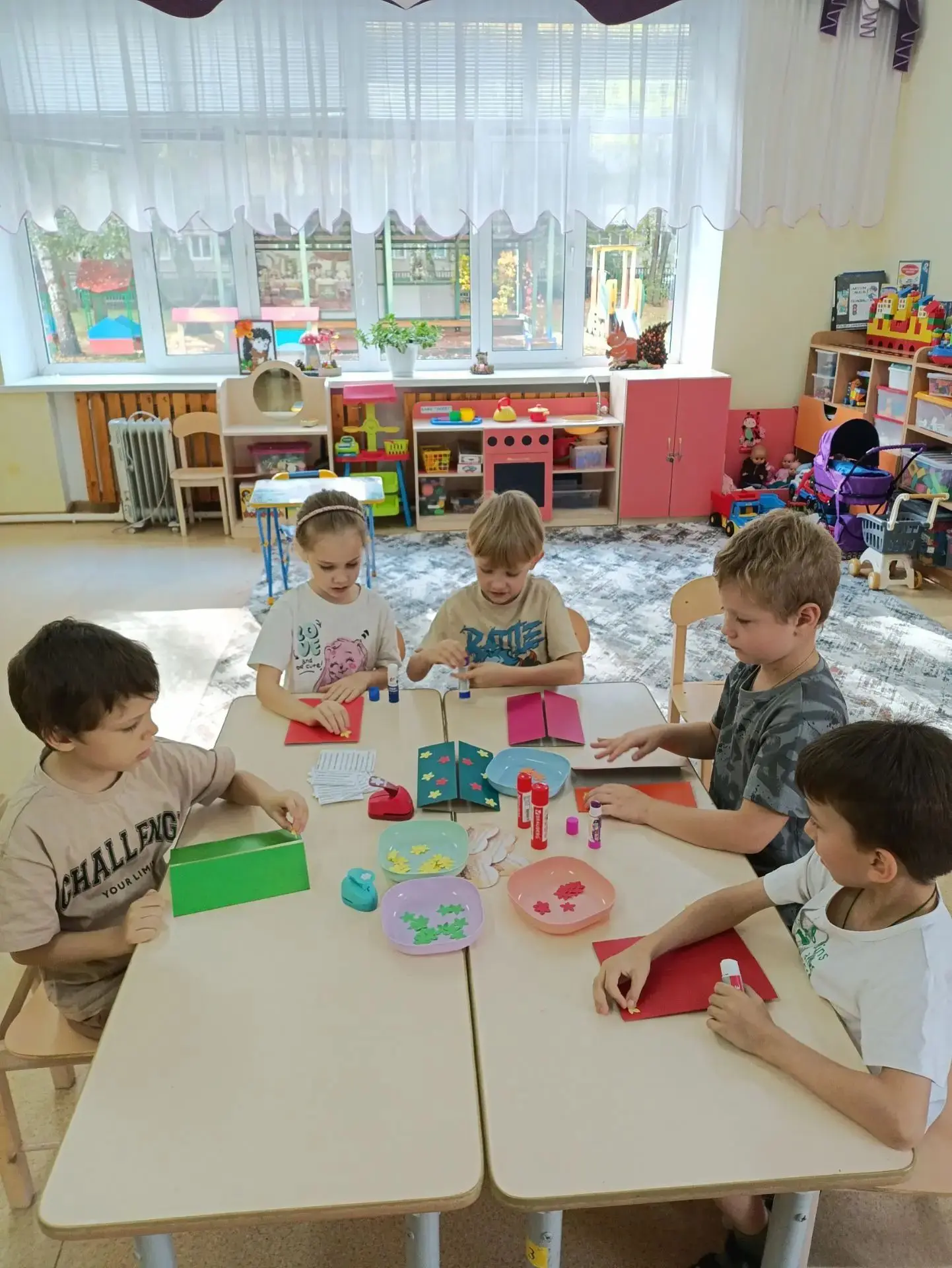 Сегодня в группе "Незнайка" развернулась настоящая  мастерская по изготовлению открыток...