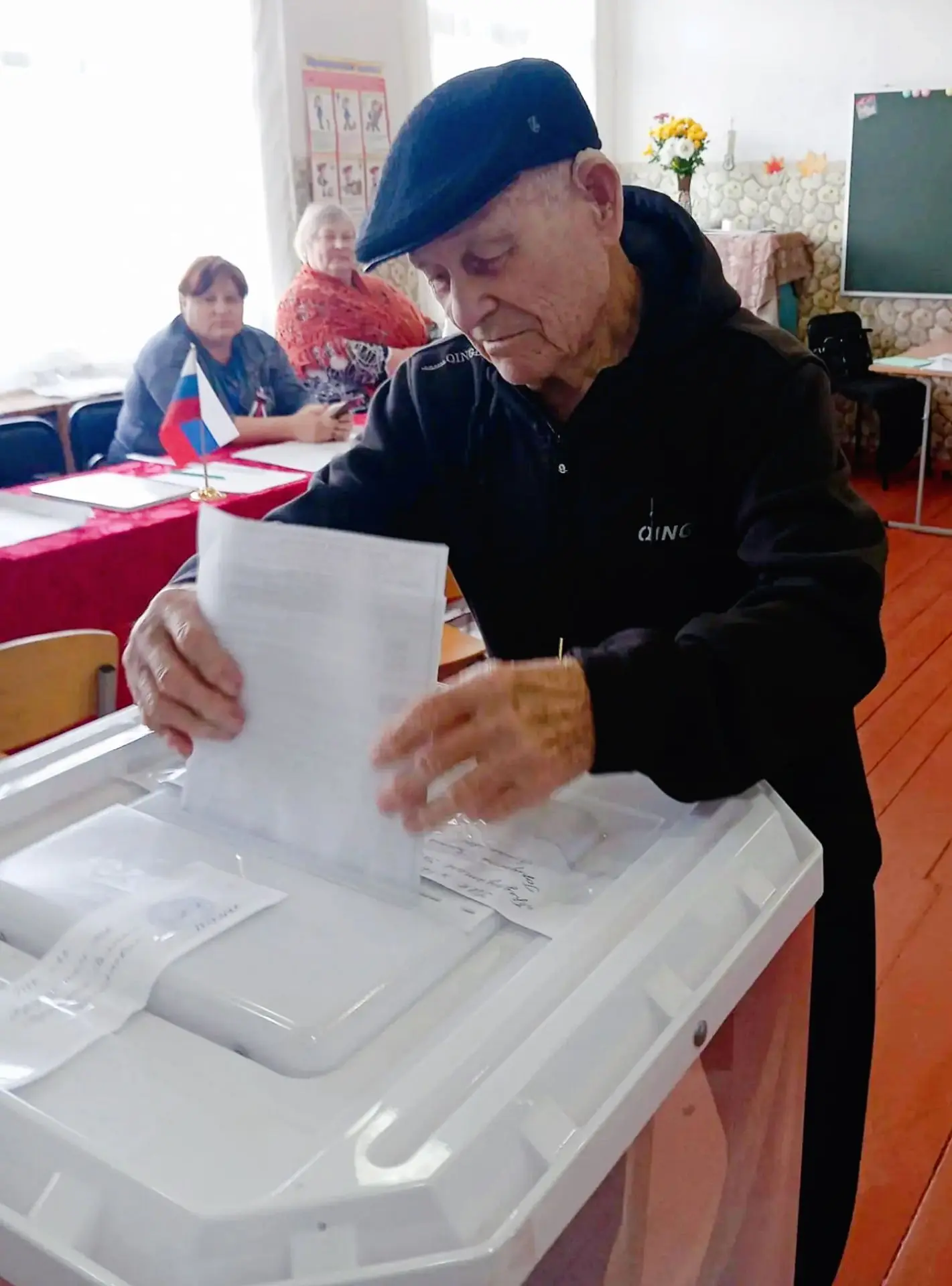 👍Алексей Никитич Корюкин пришёл на избирательный участок 47 в селе Нижнетобольное. Ему...