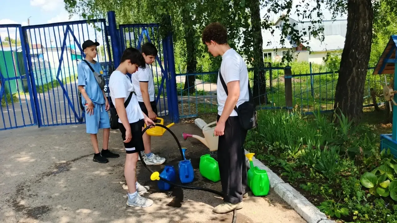 В трудовом оздоровительном лагере день прошёл не зря — и поработали, и отдохнули. Совместный труд, с