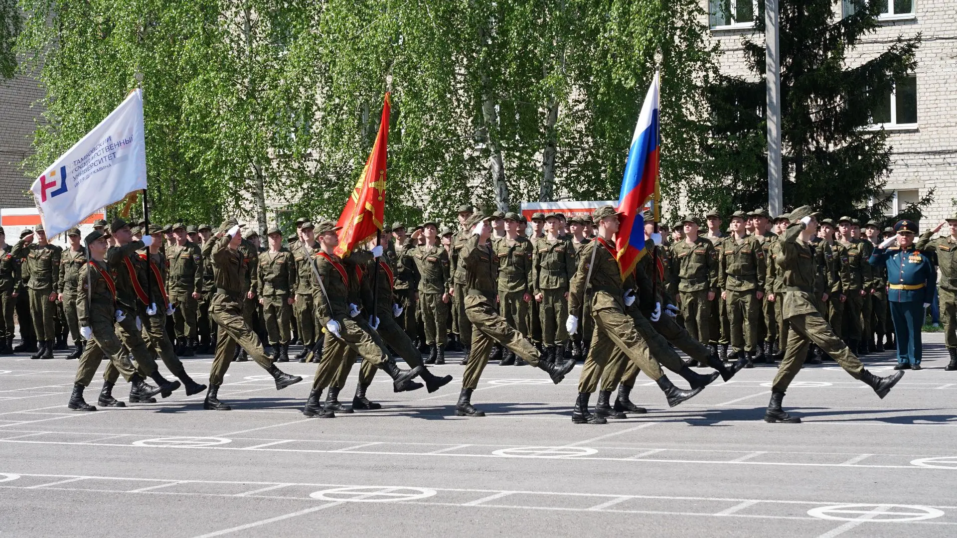 Праздничный парад в Военном учебном центре в Георгиевском, посвященный Дню Победы. По плацу сегодня 