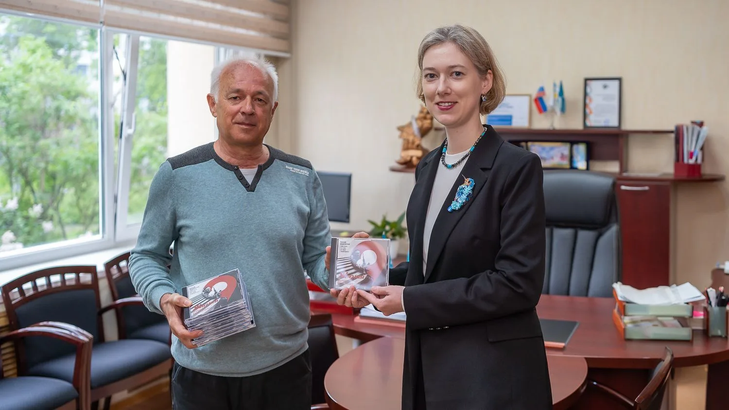 🎵 СахОУНБ получила в дар уникальное музыкальное издание на стихи сахалинского поэта