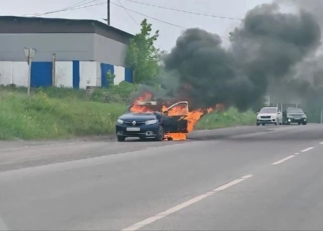 Очередное возгорание автомобиля в Ачинске 

Причина пока неизвестна.