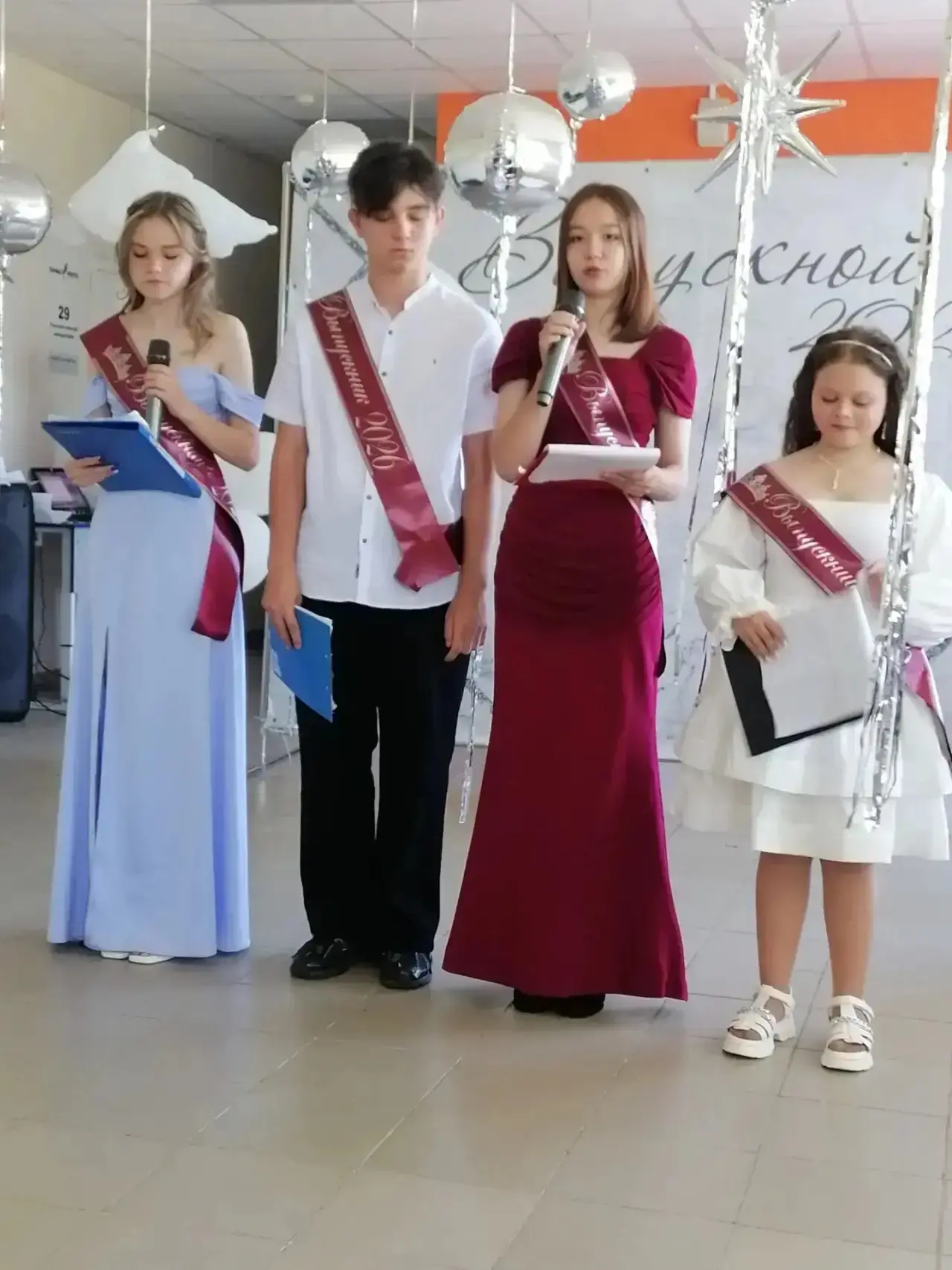 🎓 Время прощаться со школой

На этой неделе мы провожали наших ребят во взрослую жизнь. В нашей шко