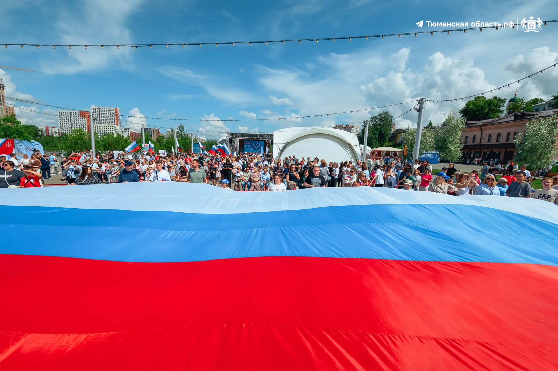 🇷🇺 На набережной развернули 30-метровый российский флаг

Праздничная программа продолжается: для г