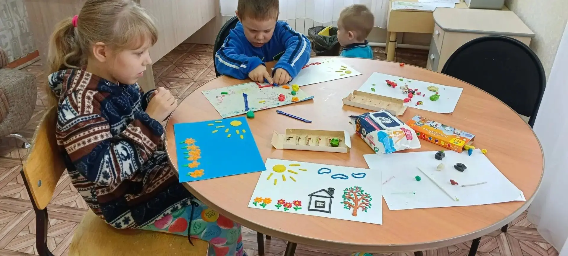 Наши юные творцы создавали красоту! Выполнили аппликацию «Цвет летом» — яркие и солнечные работы уже