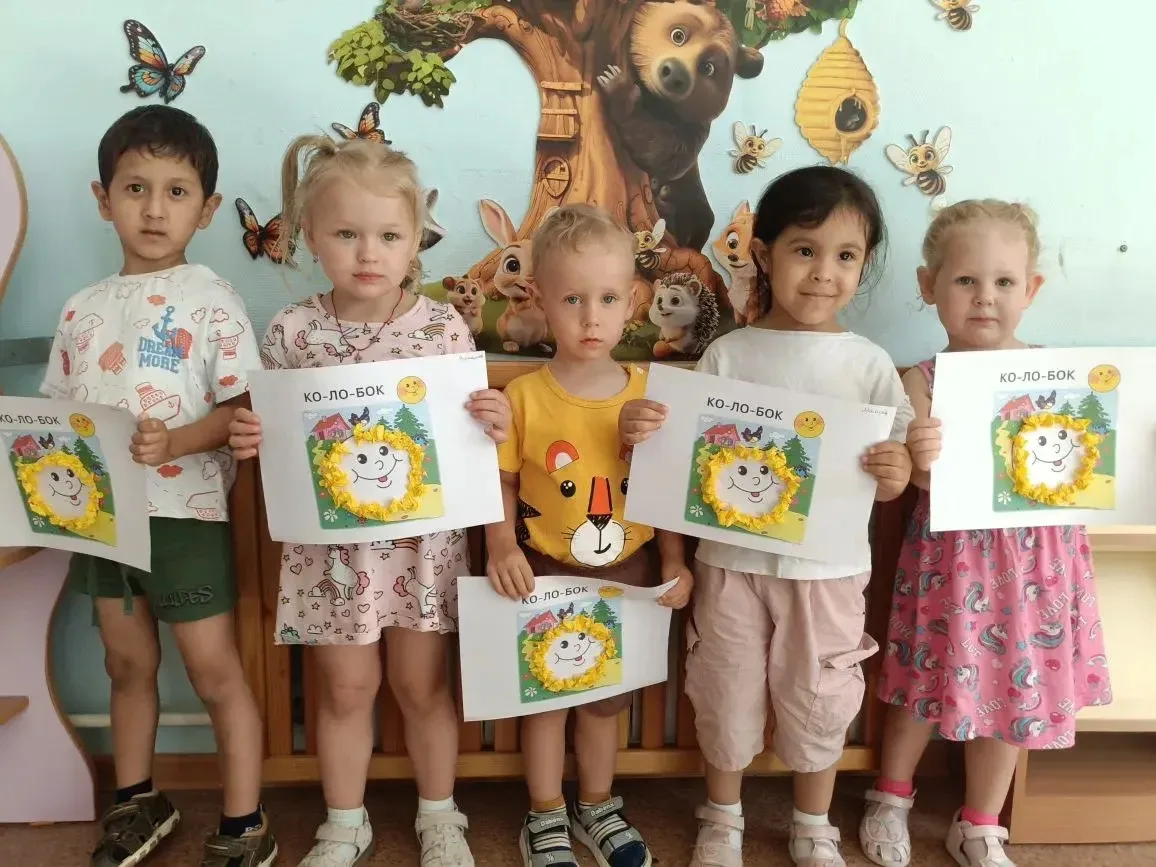 🎨 Как рождается сказка
В ясельной группе №4 кипит работа над книгой про Колобка. Воспитатель Евгени
