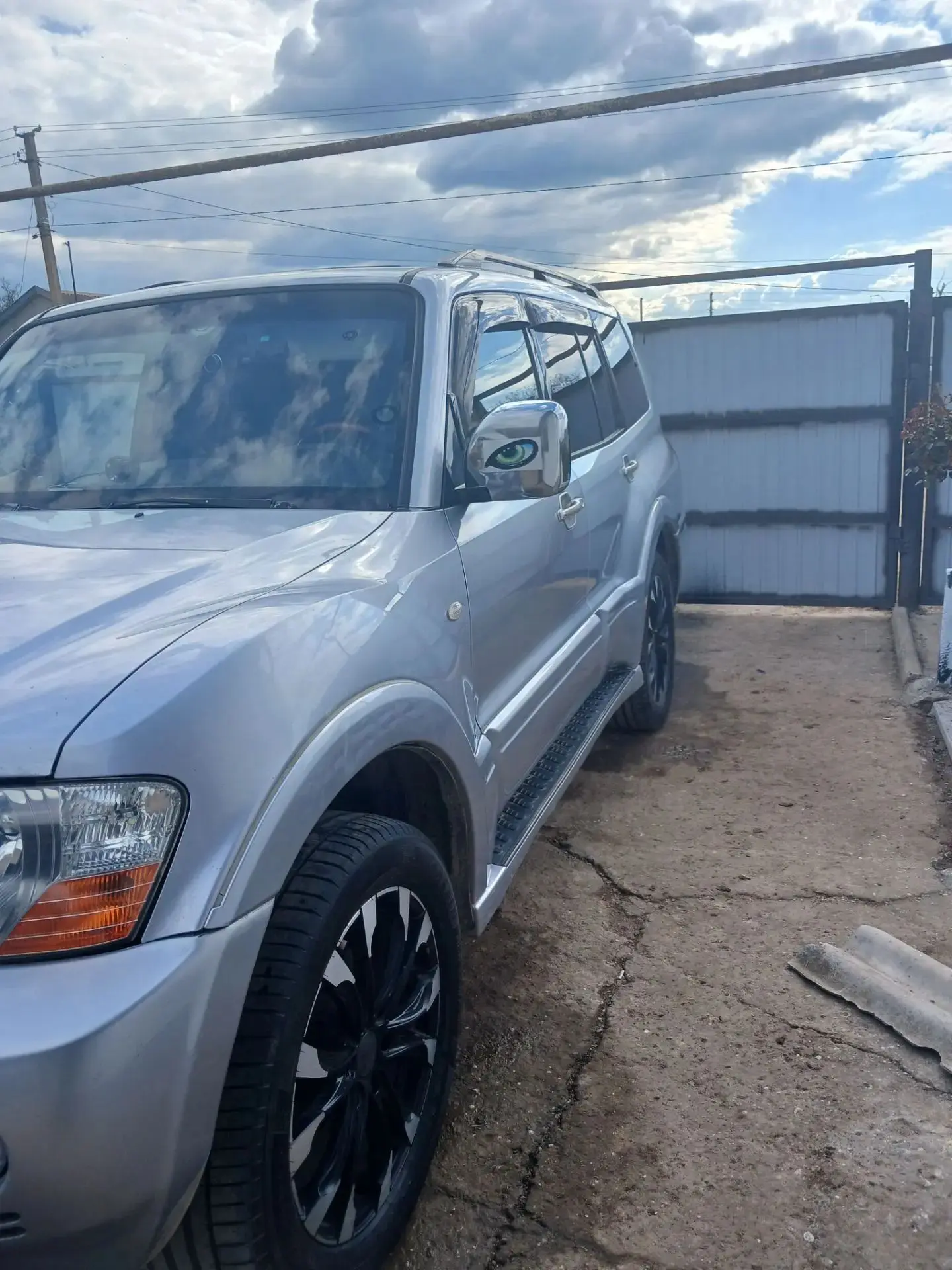 Продам Mitsubishi Pajero бензин 2006 года пробег 300.000 км машинка обслужена села и по...