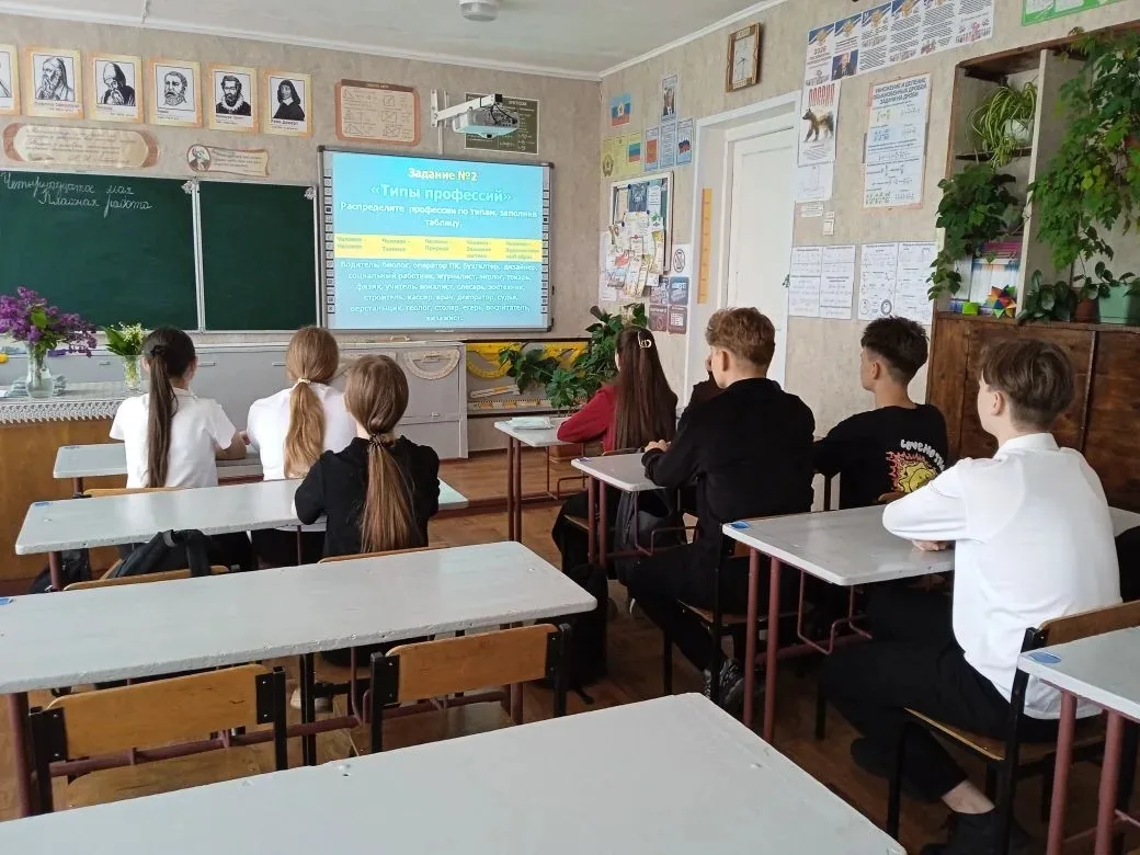 Сегодня в 9 классе ГБОУ ЛНР "Каменская СШ "прошла увлекательная информационно-познавате...