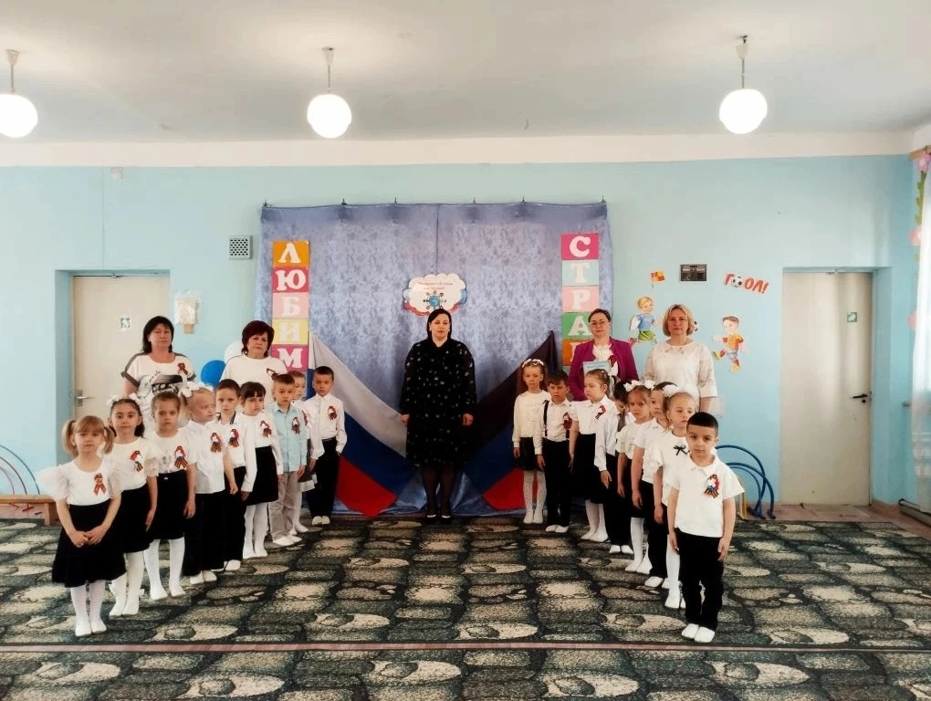 Торжественная линейка, посвящённая Дню Республики, прошла сегодня в нашем Детском саду ...