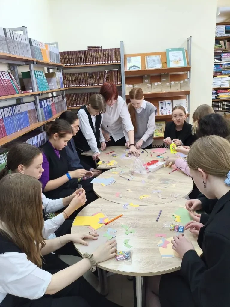 ⭐ Девочки 7А класса поздравили мальчиков и подарили подарки, сделанные своими руками! Всегда приятно
