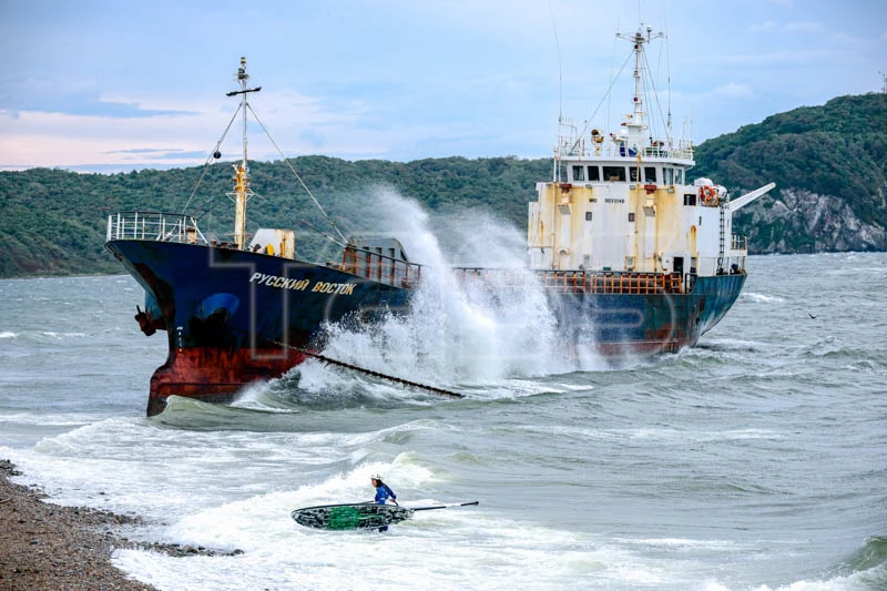 ⛴️ Теплоход "Русский Восток", севший на мель, во Владивостоке