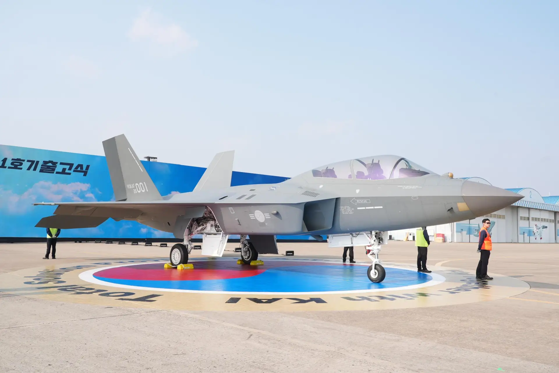 🇰🇷 Южнокорейский KF-21 получил сертификат типа

Южнокорейский истребитель KF-21 Boramae сделал ещё