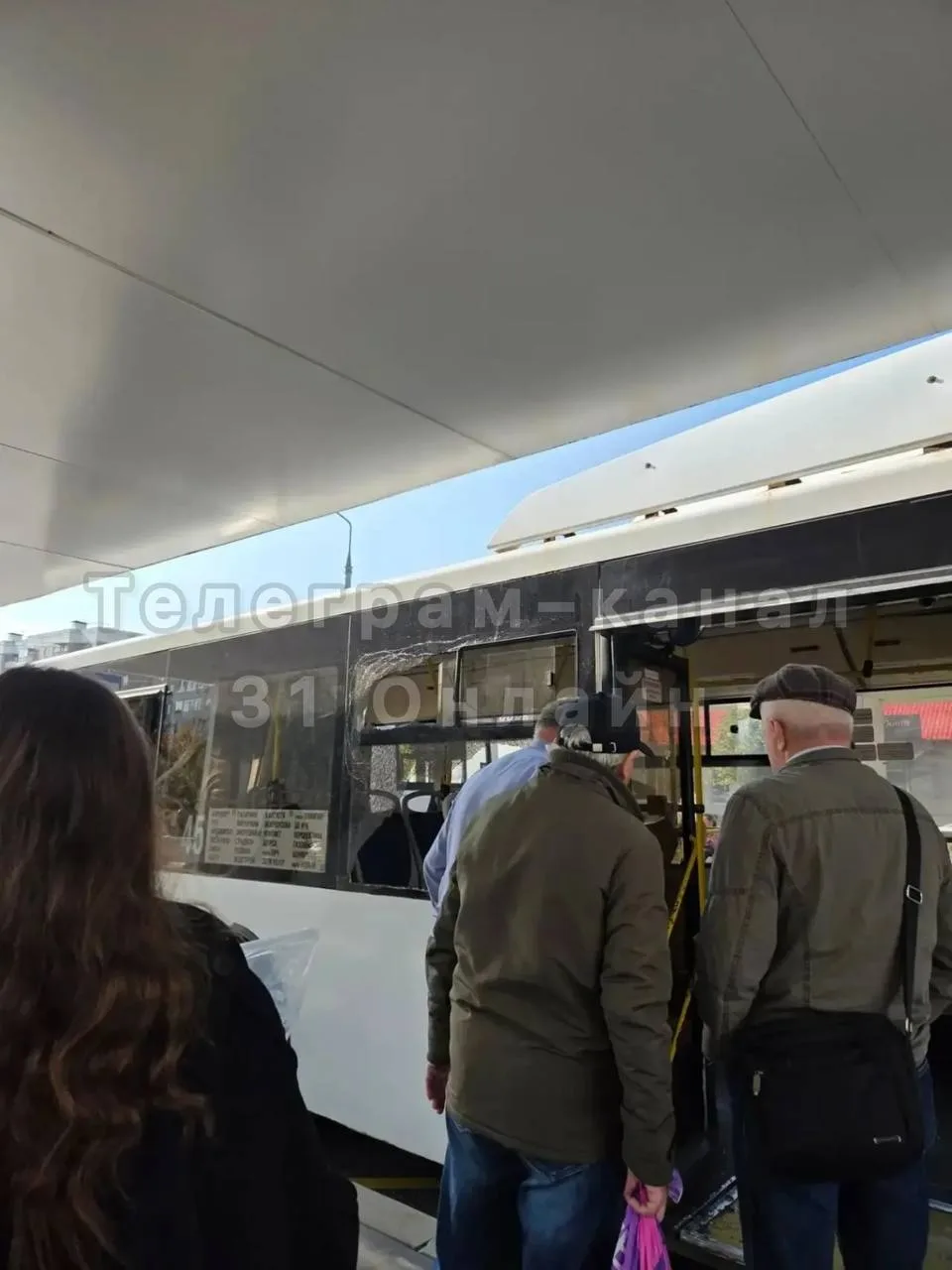 ⚠️ Осколки стекла посыпались на пассажиров автобуса №45: один человек обратился в больницу