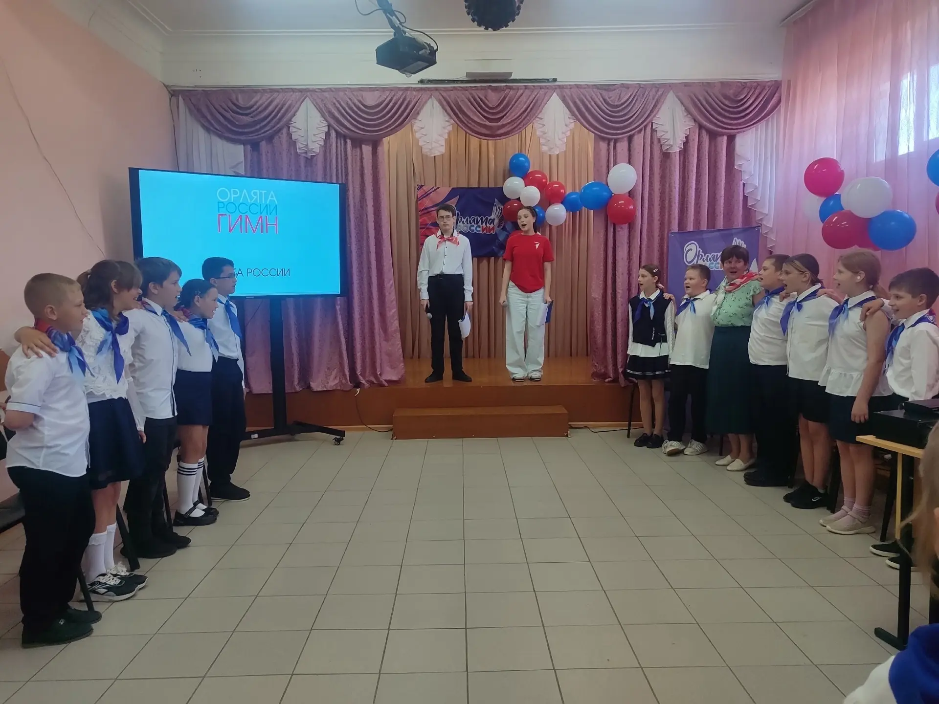 💫 Выпускной «Орлята России» в Центре образования №10! 

Сегодня в праздничном актовом школы зале со