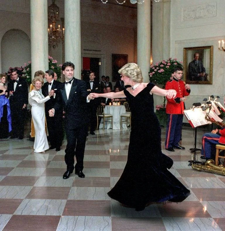 9 ноября 1985 года в Белом доме Диана призналась Нэнси Рейган, что хотела бы потанцеват...