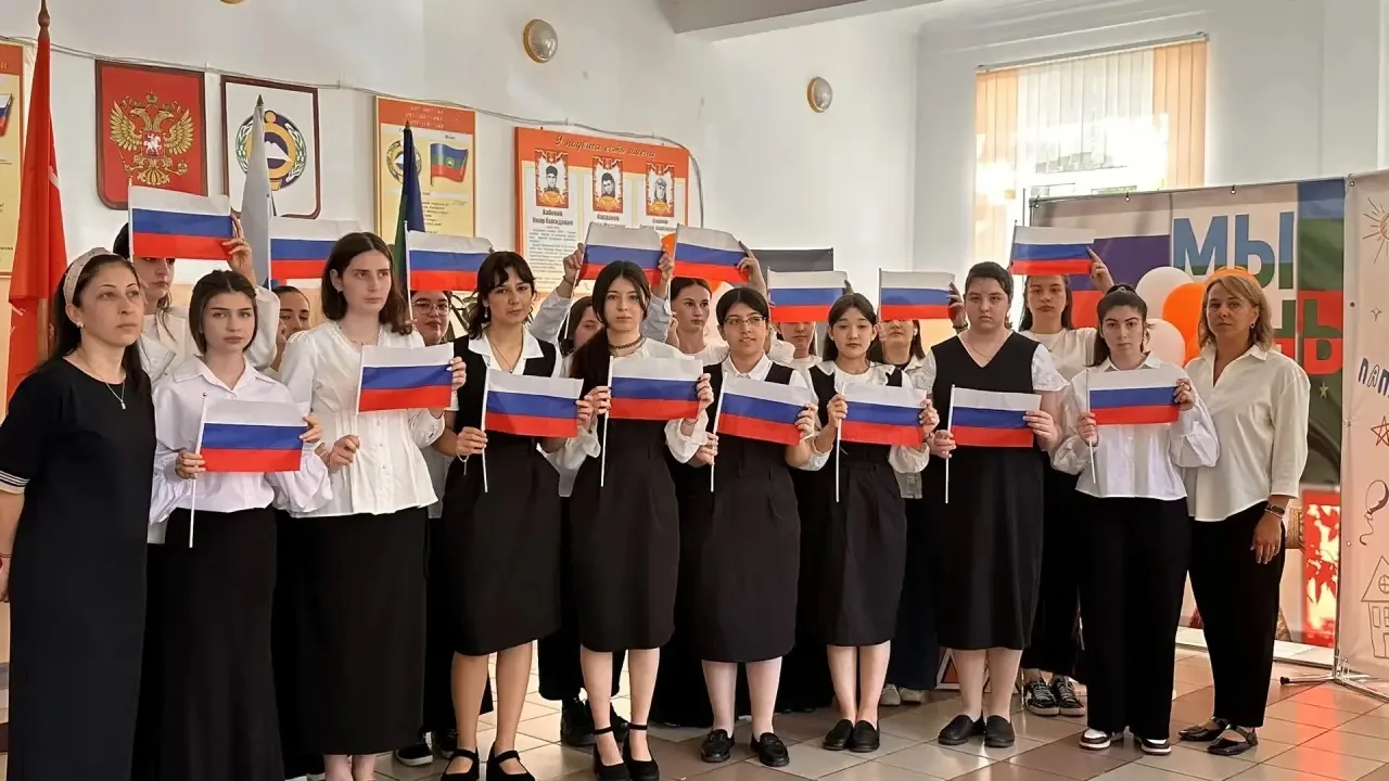 🇷🇺 Церемония поднятия Государственного флага Российской Федерации в Карачаево-Черкесс...
