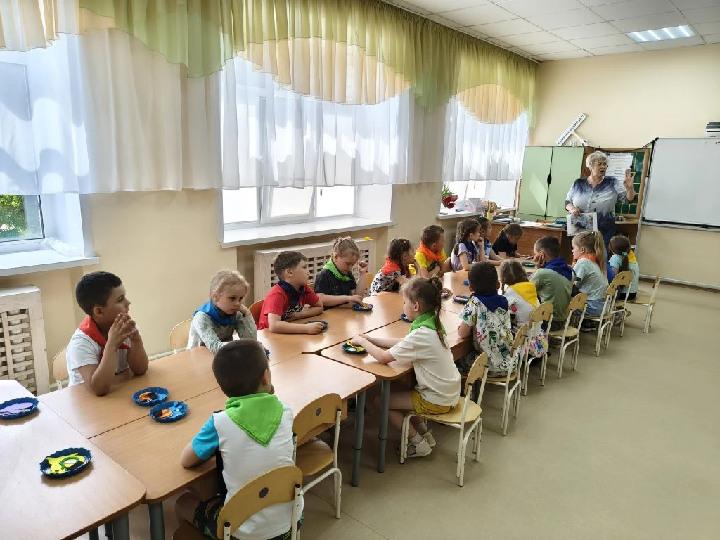 #ЛетоСПользой35
#новостилагеря
Сегодня в лагере провела увлекательный мастер-класс Елена Геннадьевна
