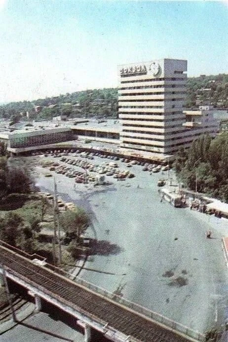 Остановка автобусов у Главного ЖД-Вокзала Ростова-на-Дону