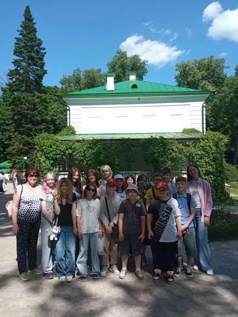 6 июня ученики  6 и 7  классов съездили в Ясную Поляну вместе с их классными руководителями Лялякино