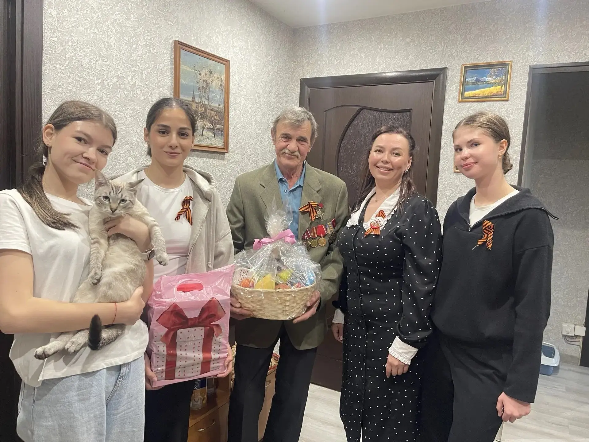 🌟 Поздравление ветерана с Великой Победой  Ученики 9"А" класса вместе с параллелью шестых классов по