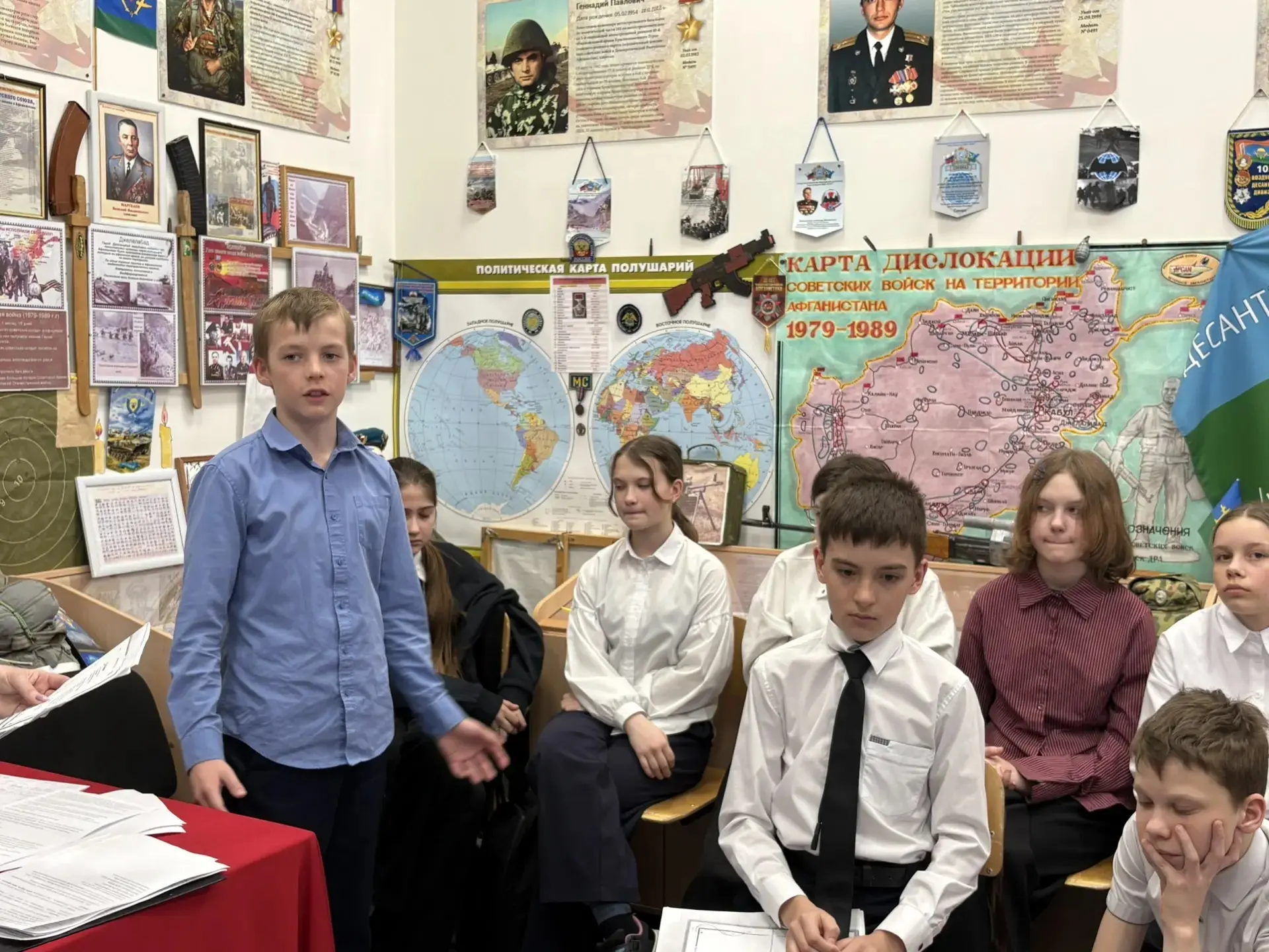 Литературная гостиная!  Тема встречи: стихи с передовой «Долг. Честь. Родина». Встреча проходила в ш