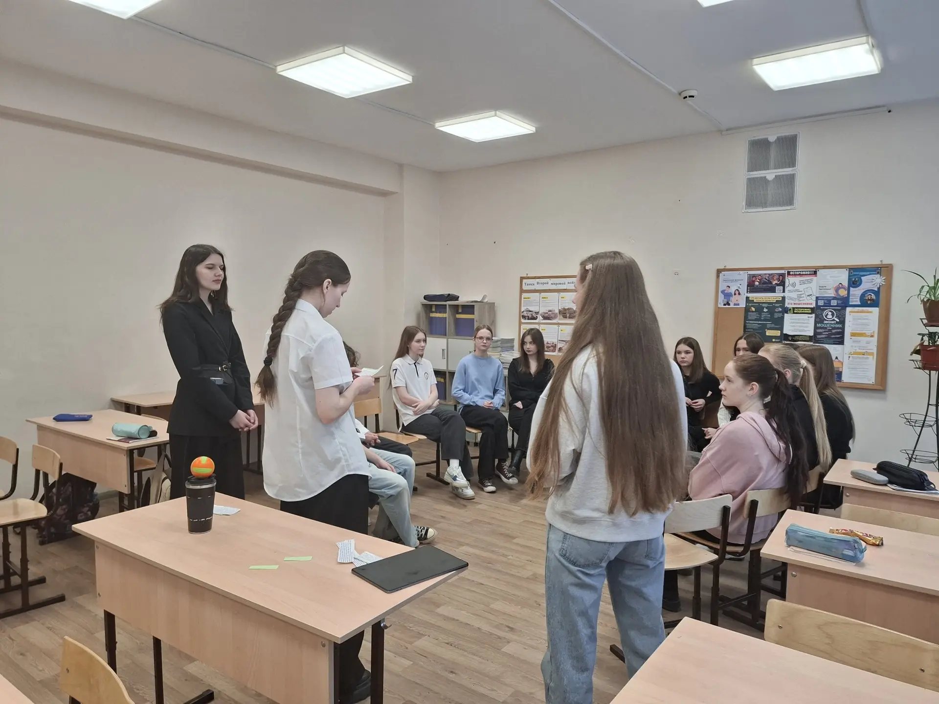 14 марта в 10В и 9Е классах прошли увлекательные тренинговые занятия, которые провели студентки Инст