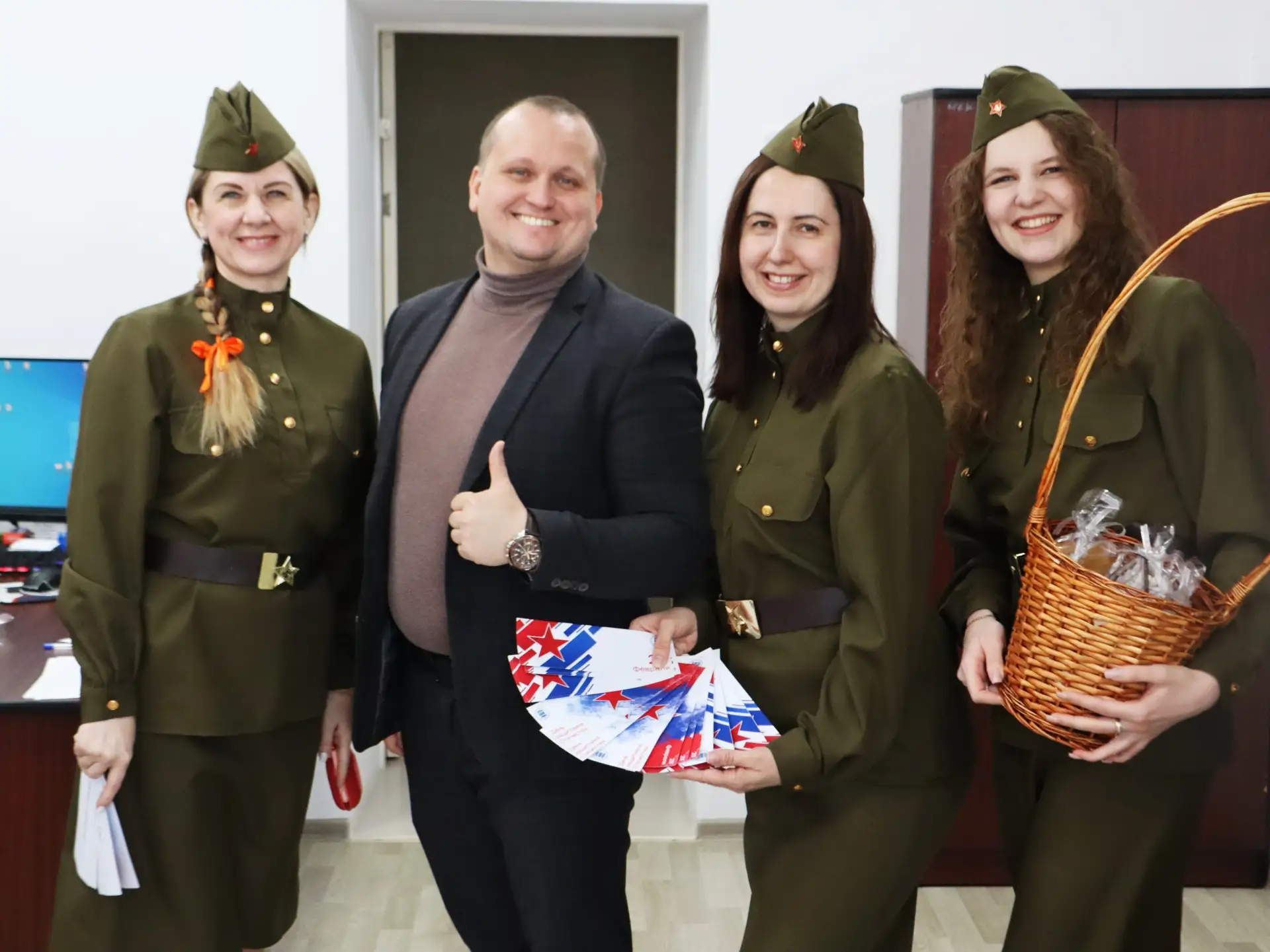 Предпраздничные дни в вузе выглядят именно так!  - с теплых слов и внимания..  Встречали мужскую час