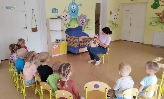 В пятницу в младшей  группе педагоги Трефилова Наталья  и Юберева Любовь беседовали на ...
