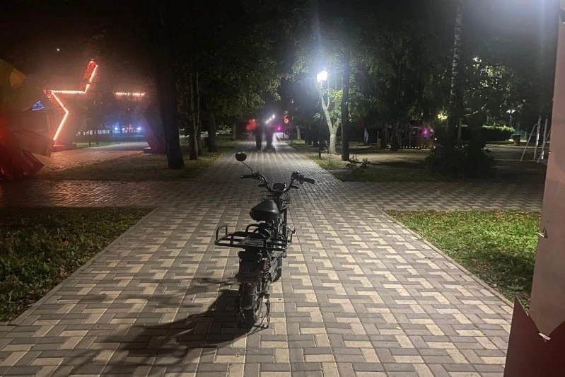 В Тамбове 16-летний подросток на электровелосипеде сбил пешехода в парке Победы. Инциде...