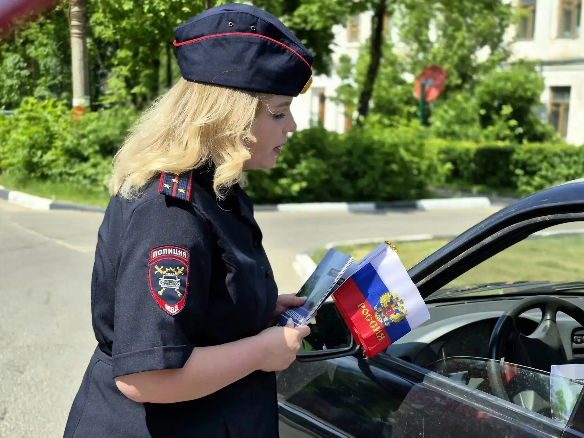 В Арзамасе прошла праздничная акция для водителей — с шариками, флагами и разговорами о безопасности