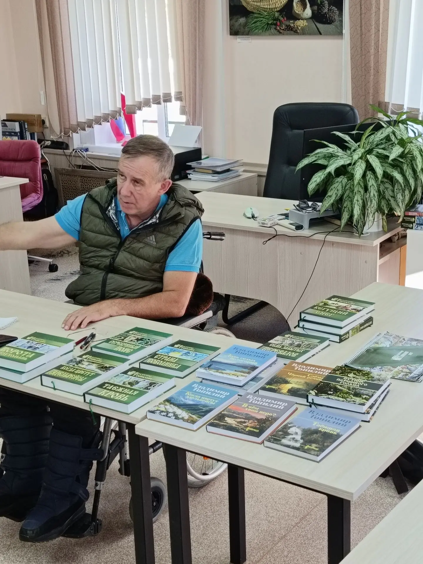 А в библиотеке проходит встреча с Владимиром Топилиным. Успевайте сфотографироваться с ...