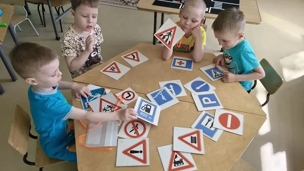 В средней группе прошло познавательное занятие на тему «Правила дорожного движения — правила нашей ж