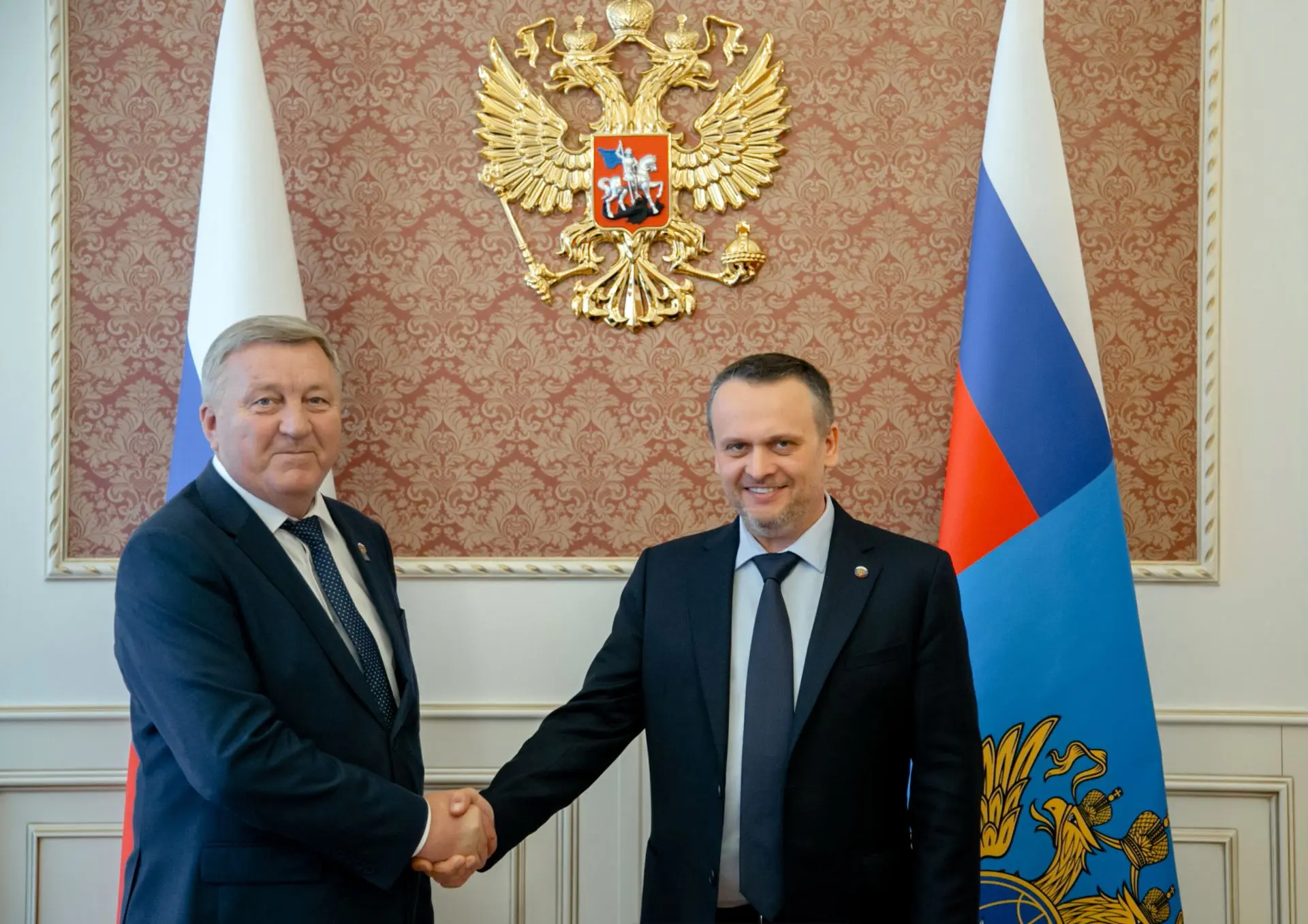 Первый зампред Заксобрания Владимир Камеко представил министру транспорта РФ Андрею Ник...